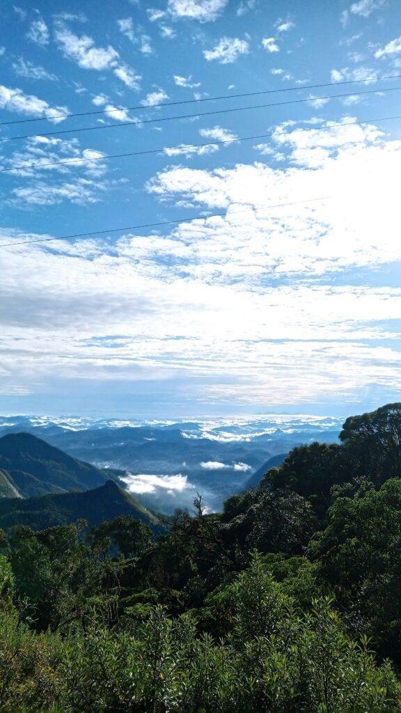 Vistas pelo caminho da Estrada do Pico da Caledônia