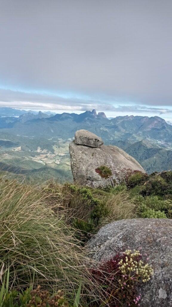 Vista para a Pedra Coração de Boi e, ao fundo, os Três Picos e Capacete