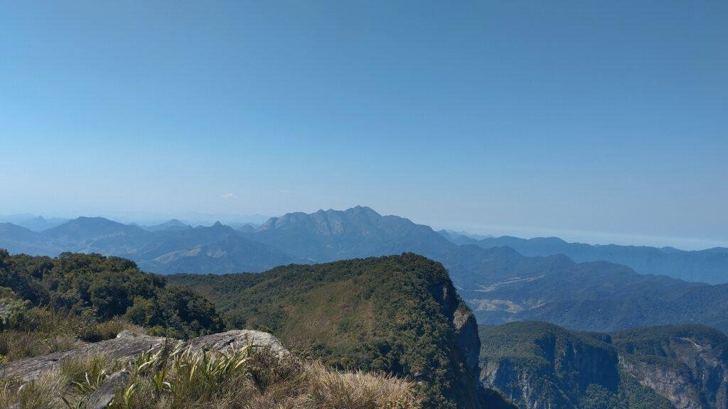 Pico da Caledônia visto do Pico dos Três Municípios