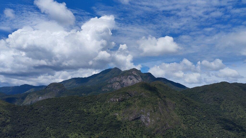 Pico da Caledônia visto das proximidades de Floresta Mendes